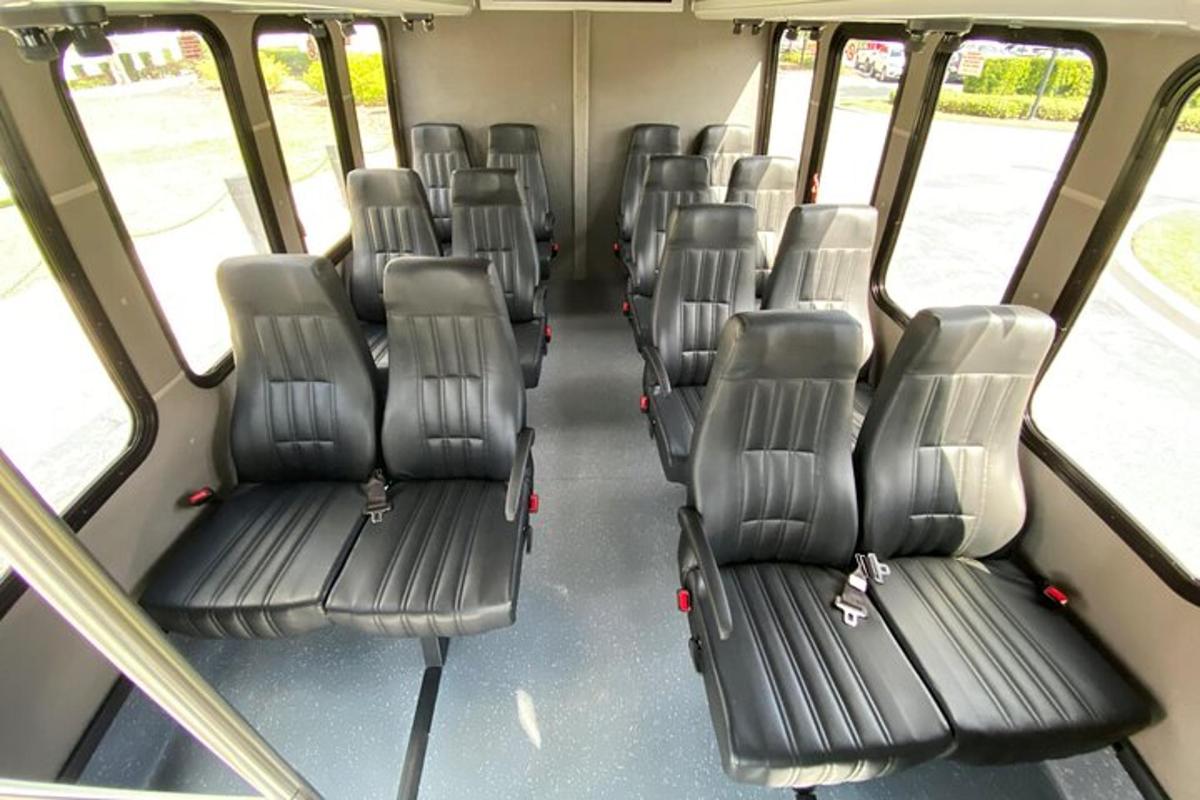 uma fileira de assentos vazios em um ônibus