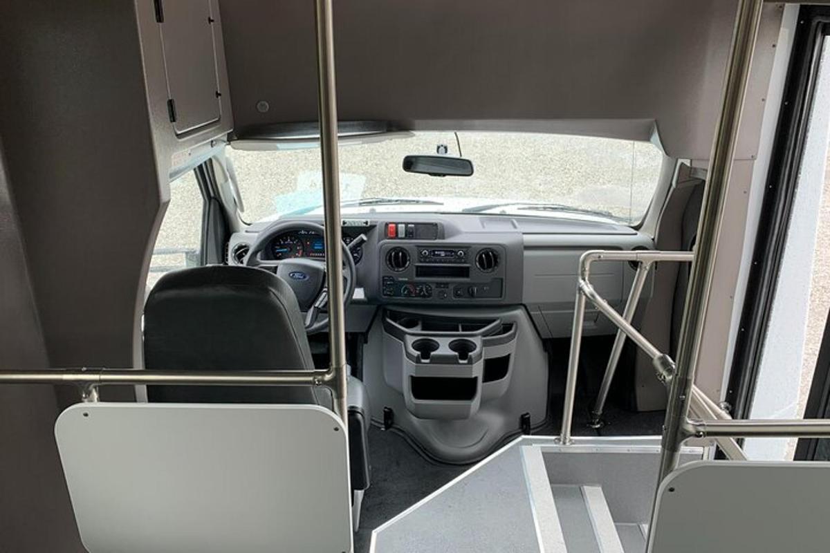 uma vista interna do interior de um trailer
