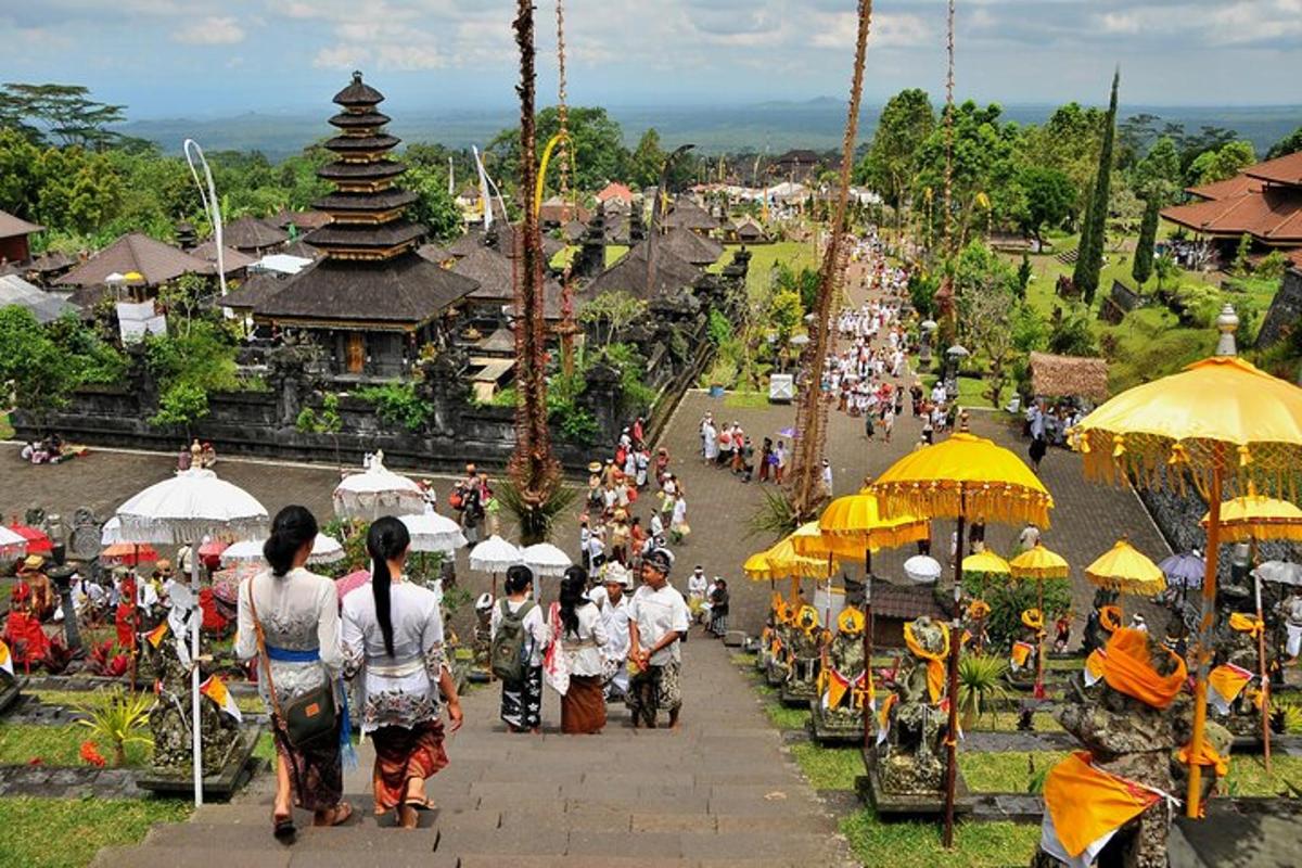 một nhóm người đang đi bộ trên phố với những chiếc ô