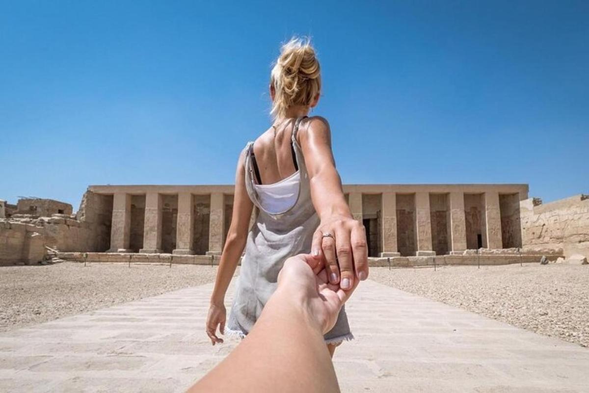 osoba držící ženu za ruku před budovou