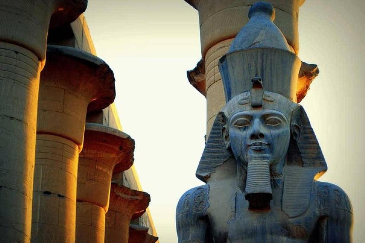 una estatua en el costado de un edificio