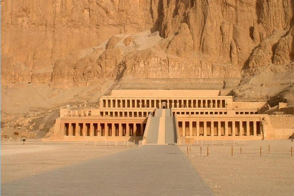 um edifício no deserto com uma montanha ao fundo