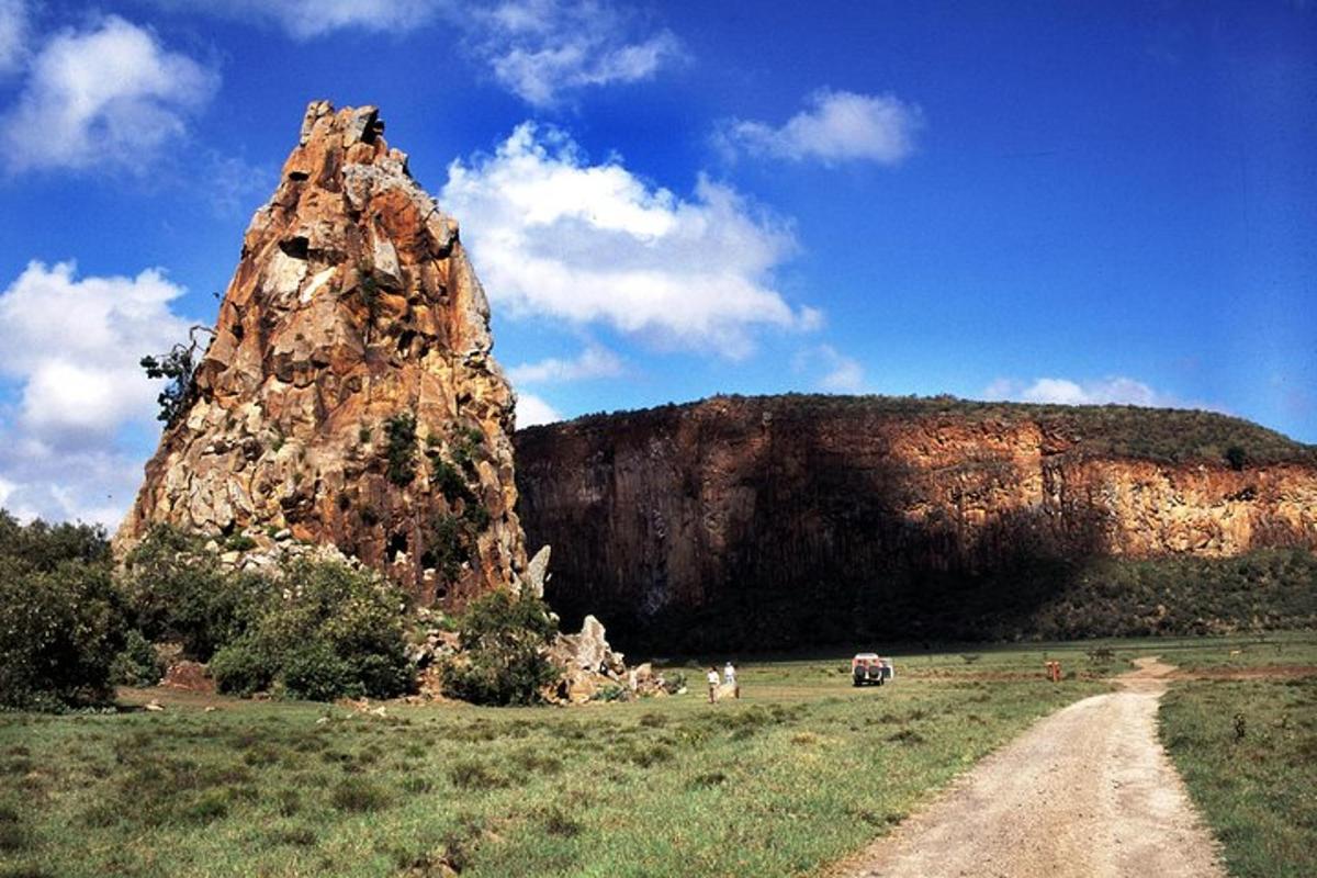 una grande formazione rocciosa in mezzo a un campo
