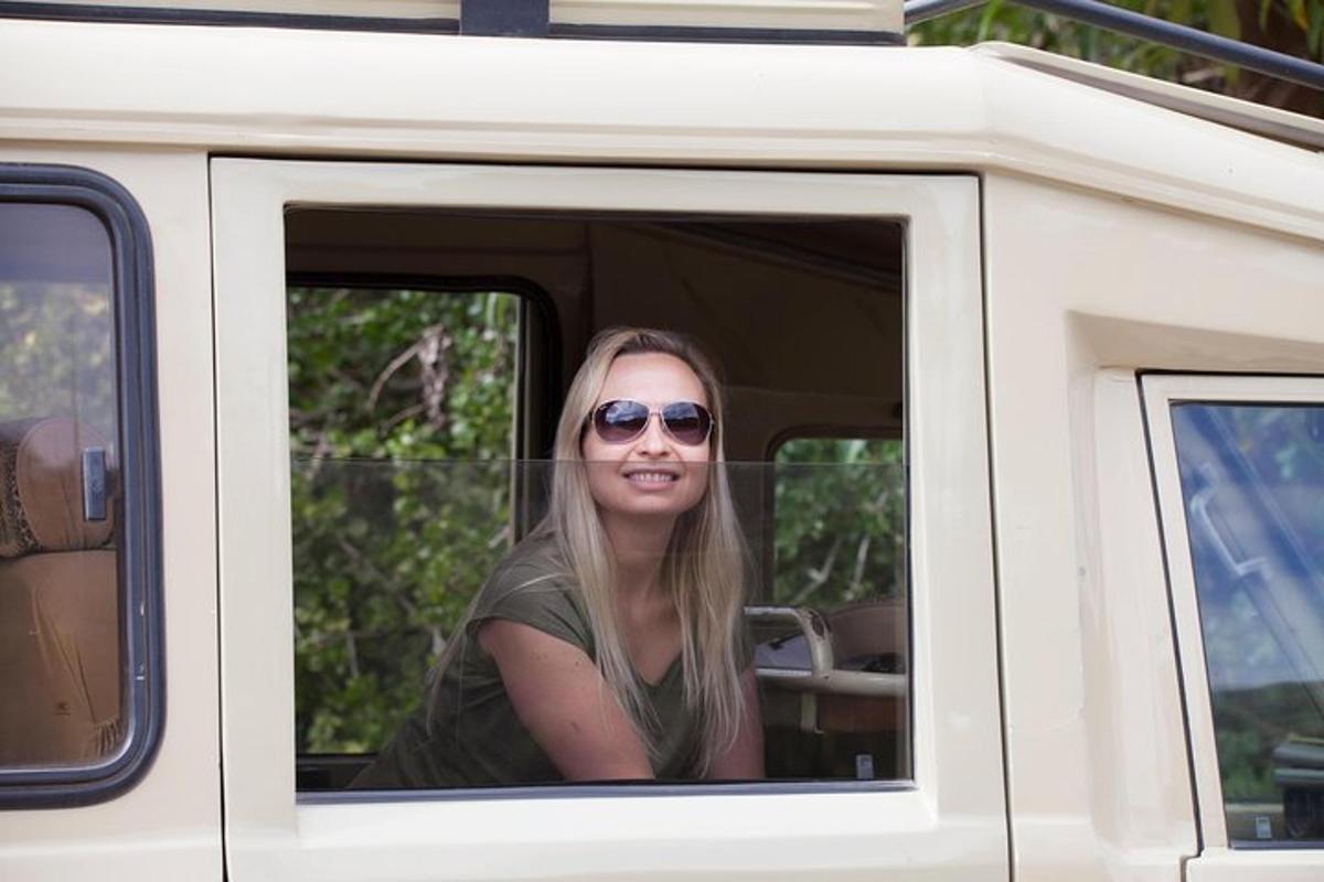 žena sedící v nákladním autě a dívající se z okna