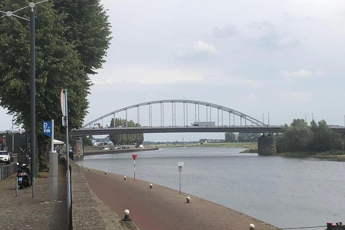 eine Brücke über einen Fluss mit einer Brücke im Hintergrund
