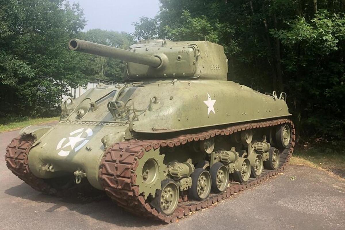 ein Panzer, der am Straßenrand steht