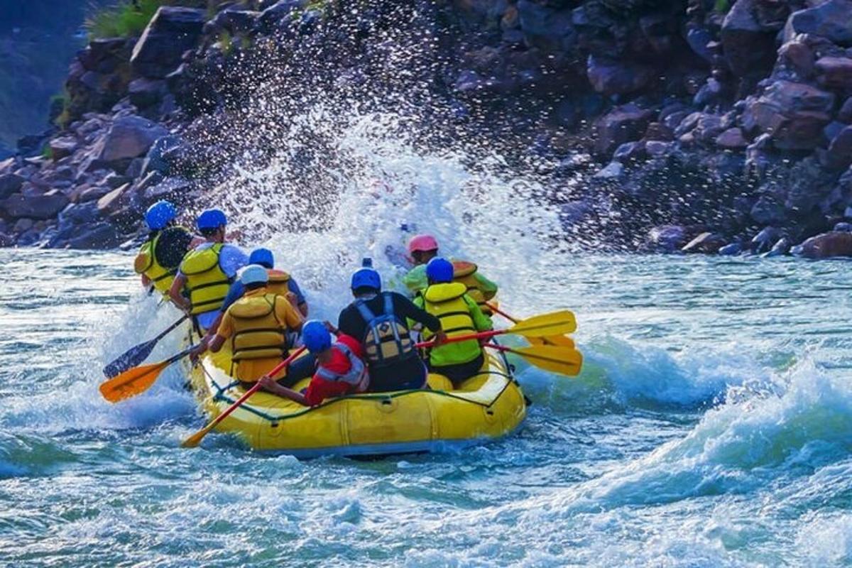 un gruppo di persone su una zattera in acqua