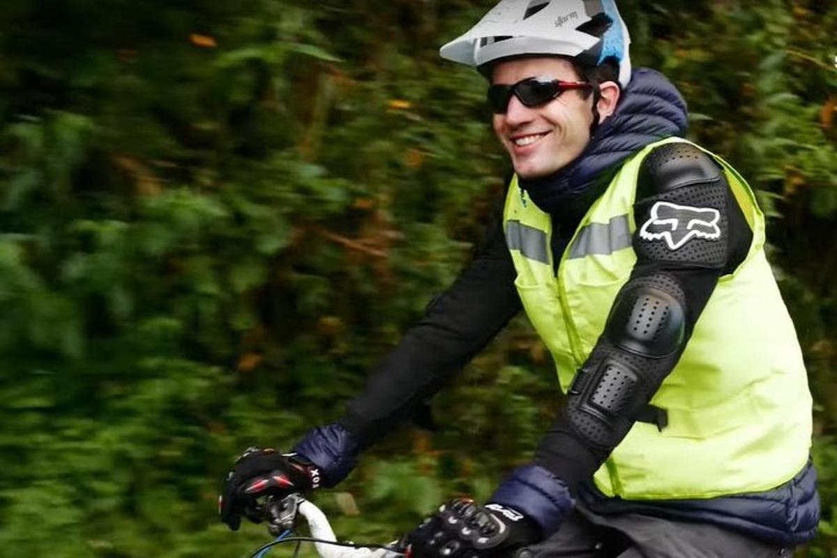 un uomo in bicicletta con il casco