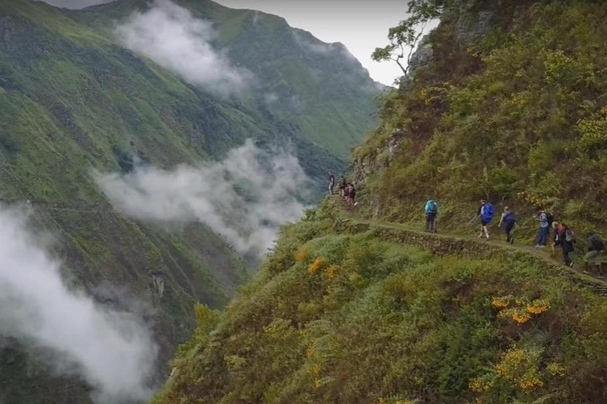 un gruppo di persone che camminano su un sentiero di montagna