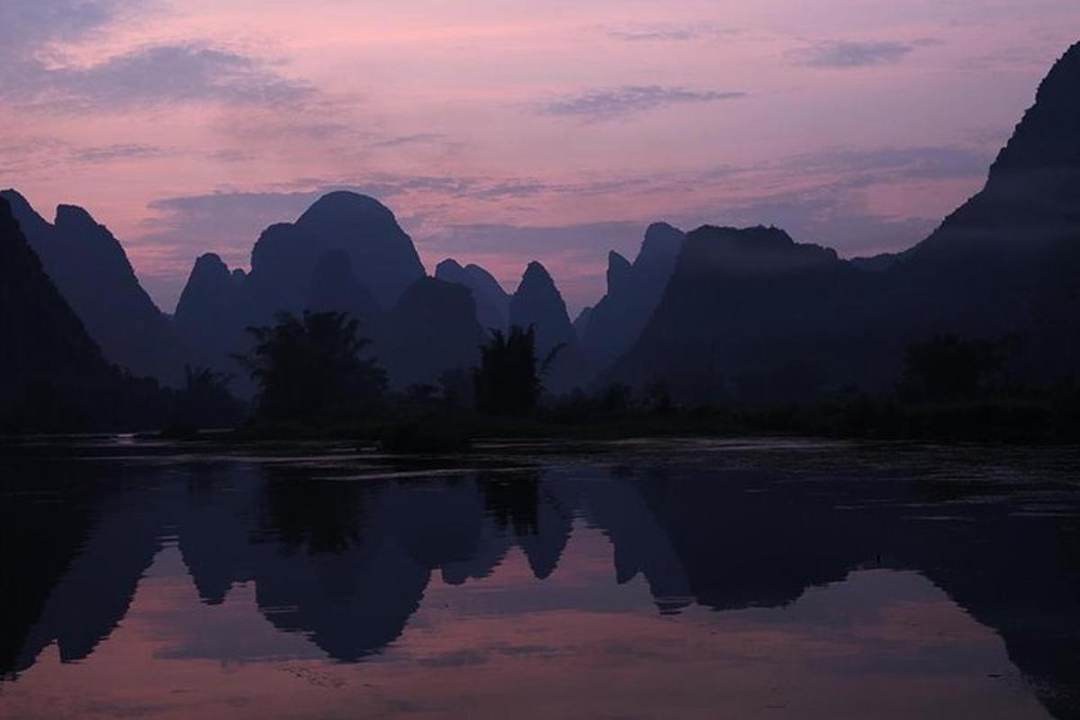 một quang cảnh của dãy núi với hình ảnh phản chiếu trong nước