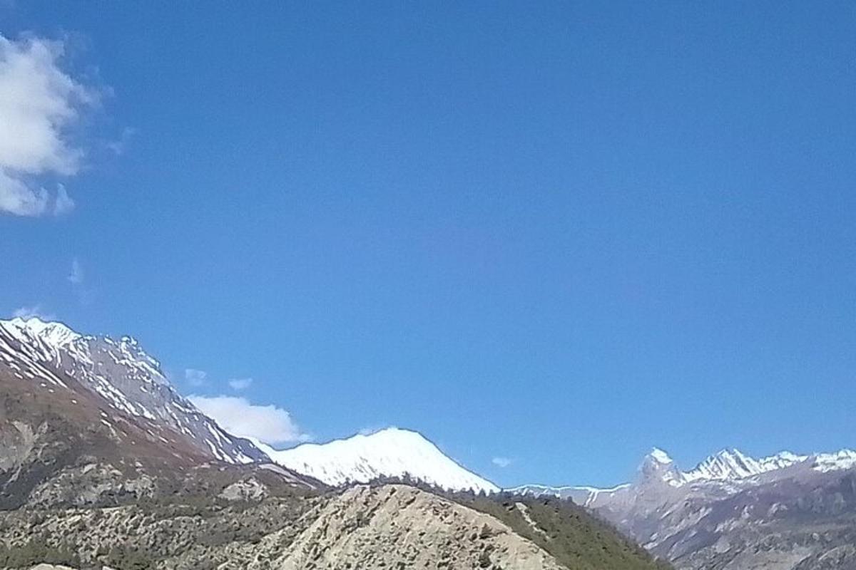 una vista d'una serralada amb muntanyes cobertes de neu