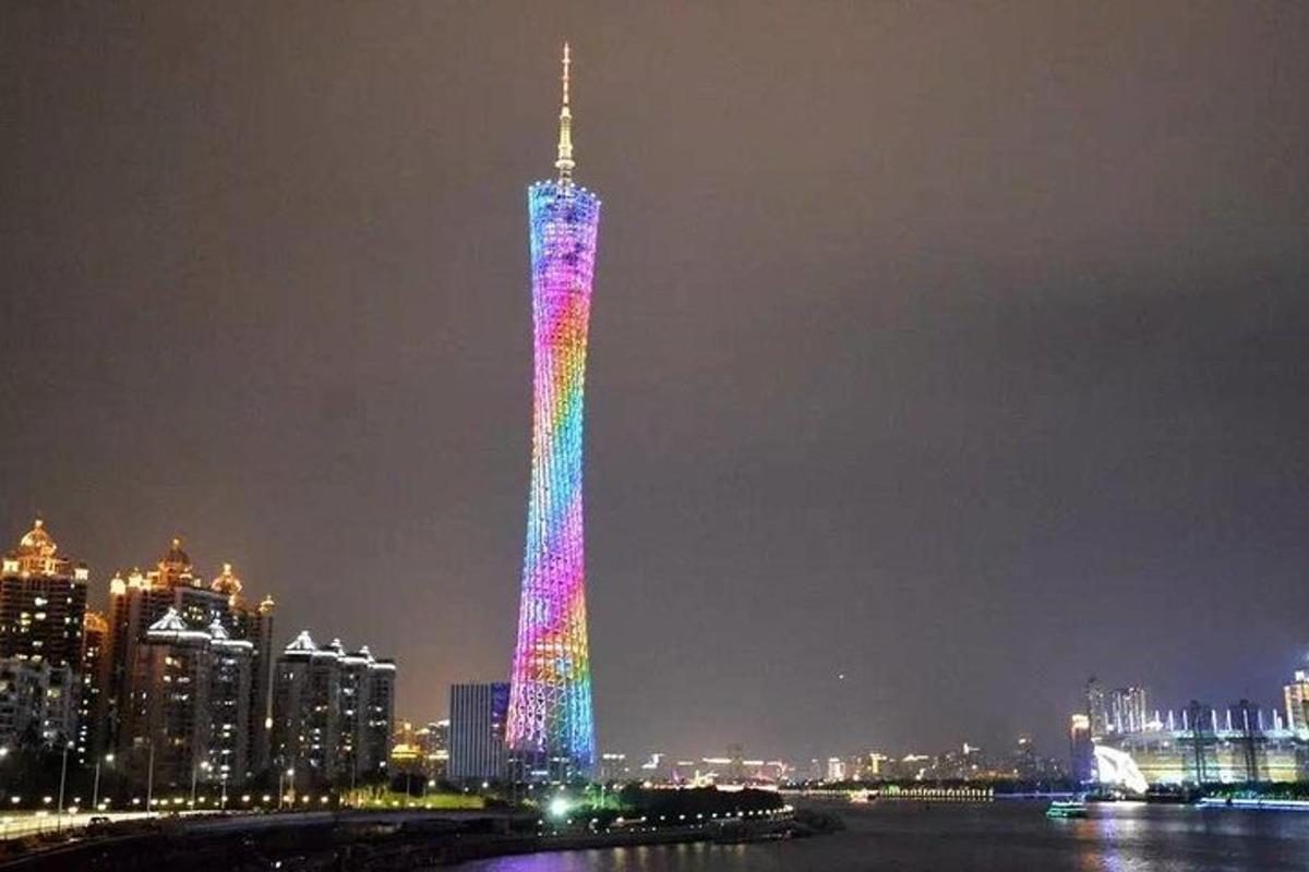 sebuah menara tinggi bercahaya dalam warna pelangi pada waktu malam