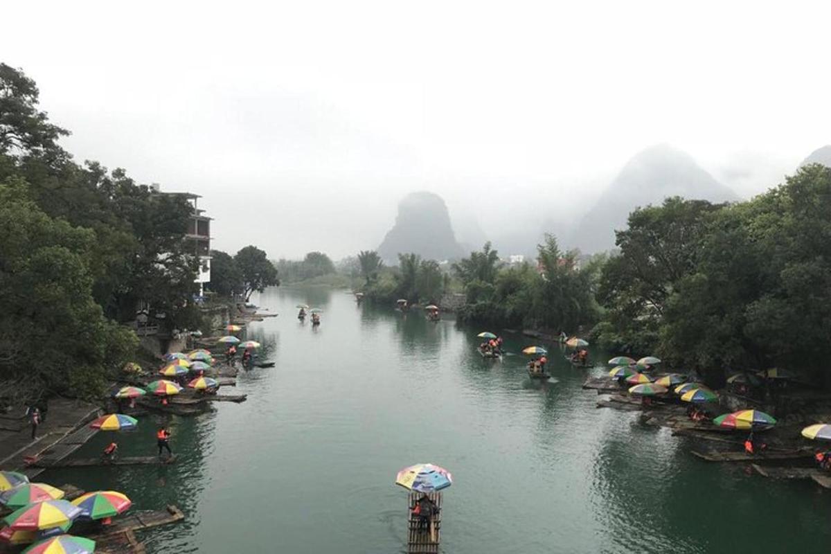 sungai dengan ramai orang dengan payung di dalam air