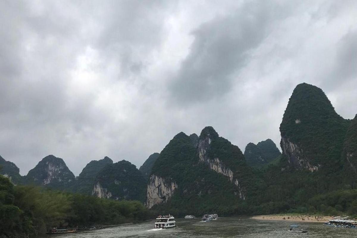 bot di sungai di hadapan beberapa gunung