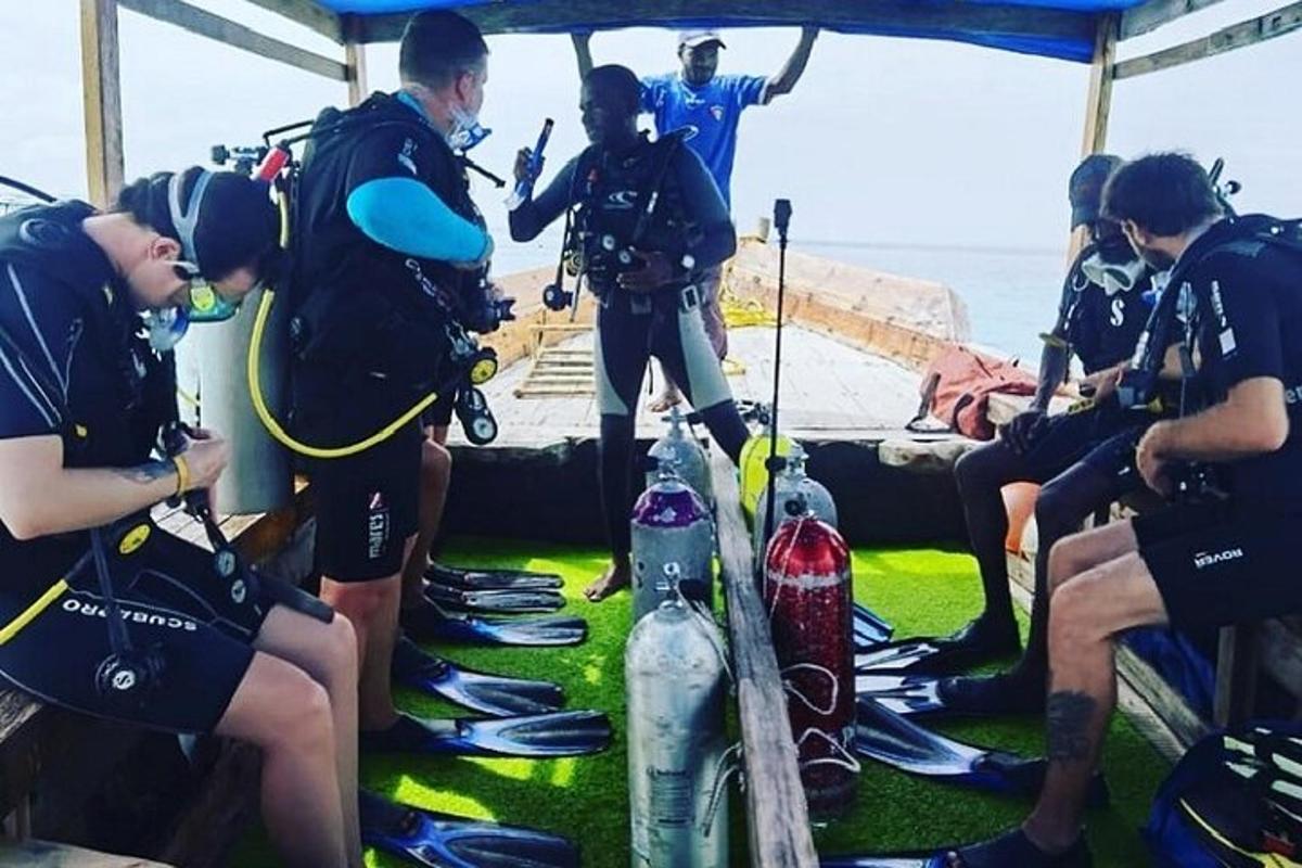 um grupo de pessoas em um barco com seus equipamentos
