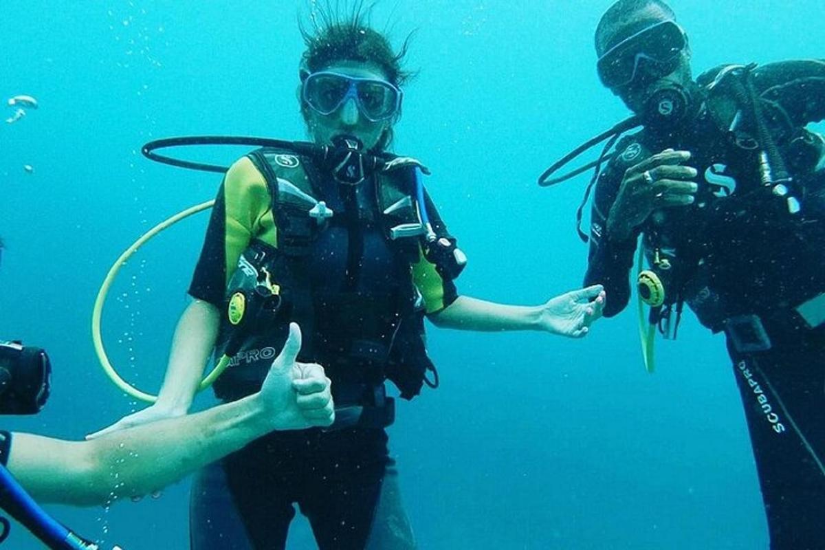 deux personnes debout dans l'eau avec un appareil photo