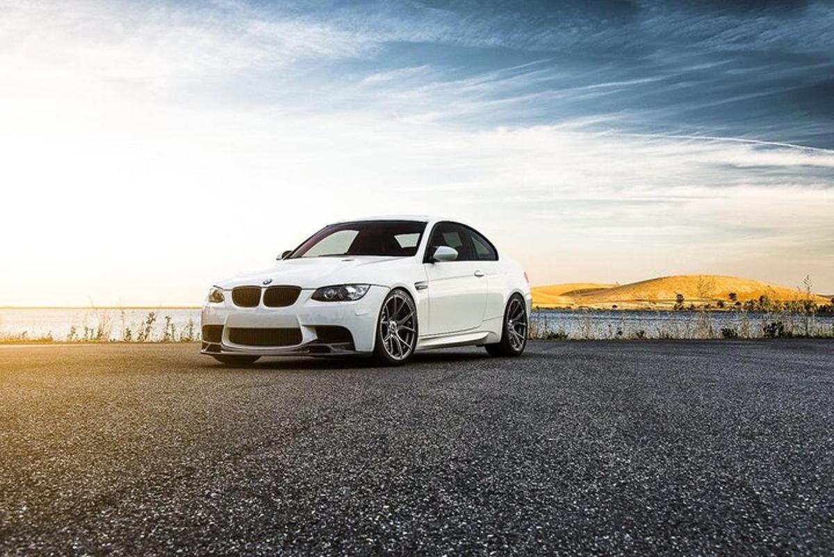teele pargitud valge BMW auto