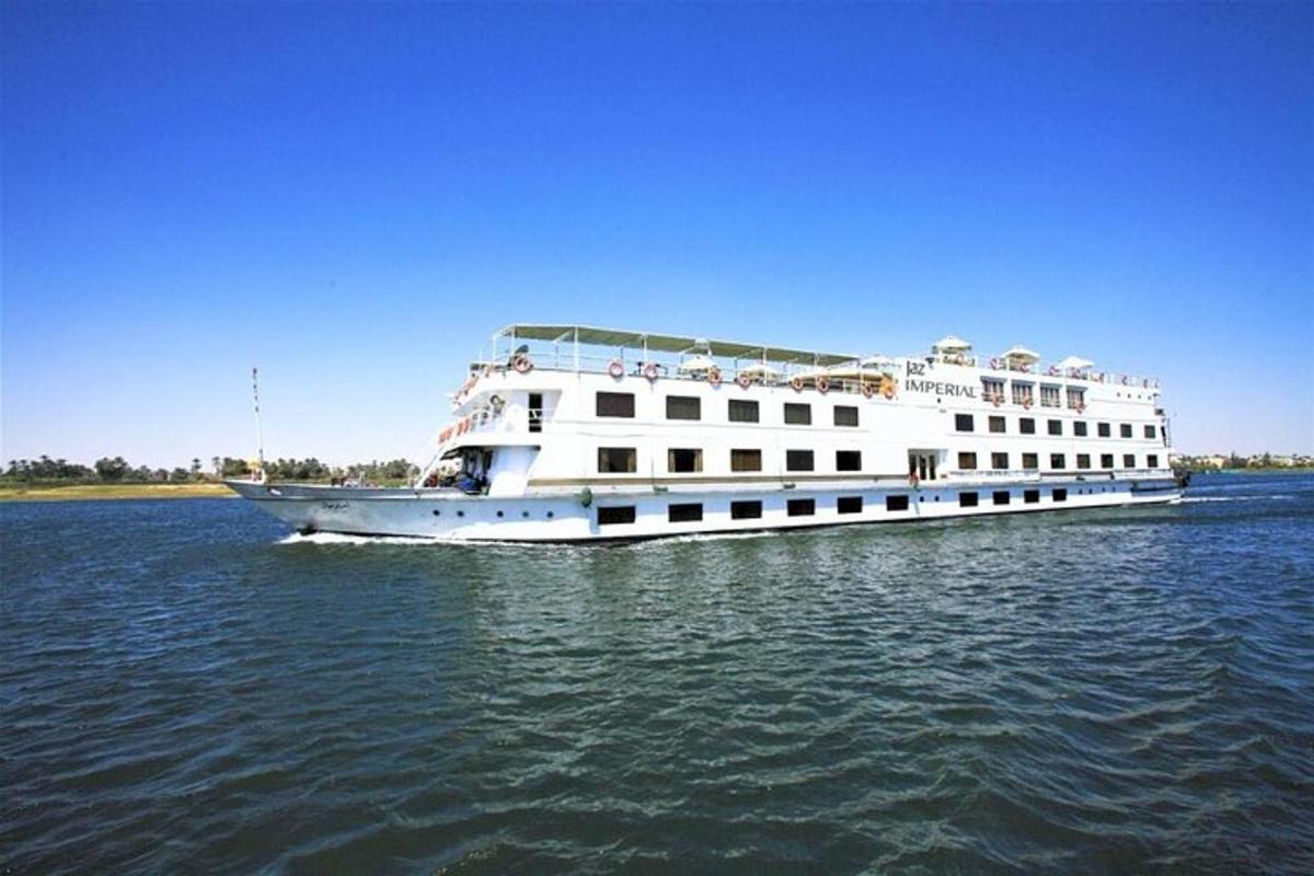 una grande nave da crociera bianca sull'acqua