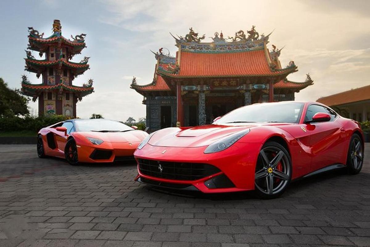 dos Lamborghinis vermells aparcats davant d'una pagoda
