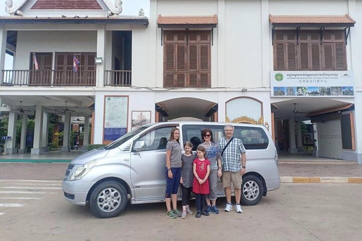 perekond poseerib auto ees