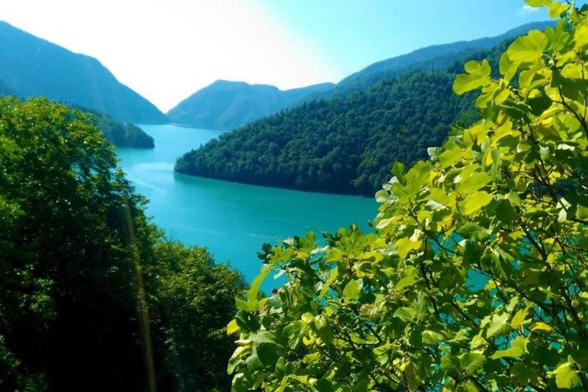 pogled na jezero sredi doline