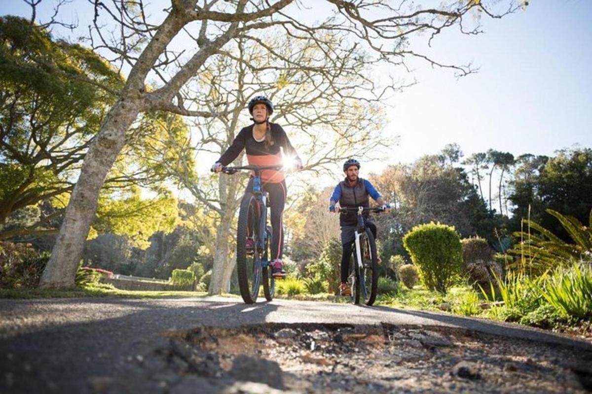 dues persones anant en bicicleta per una carretera