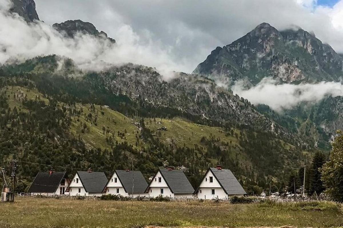 uma fileira de casas em frente a uma montanha