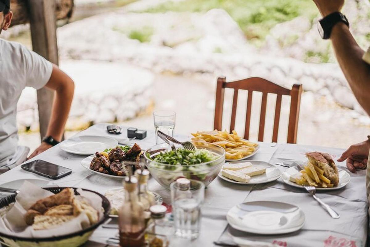 een tafel met daarop borden met eten