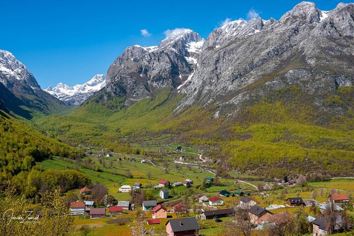 küla orus, mille taustal on mäed