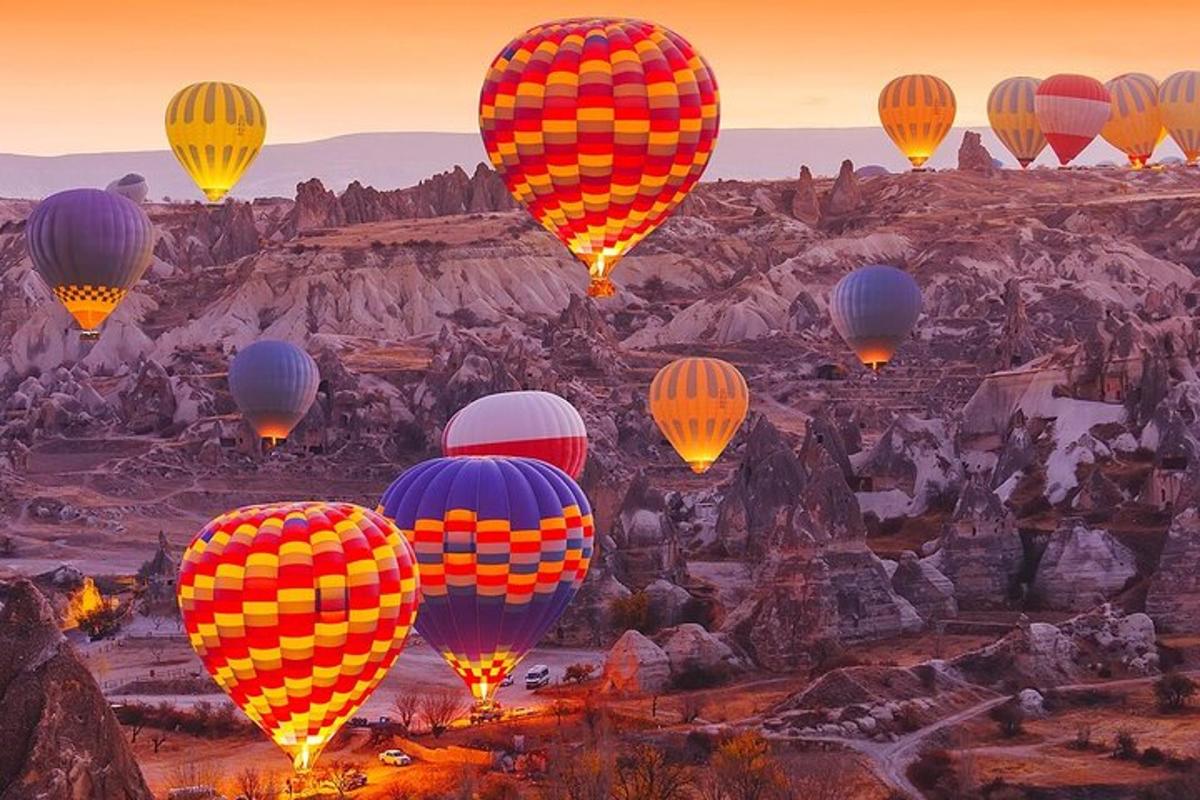 en gruppe varmluftballoner, der flyver over en kløft