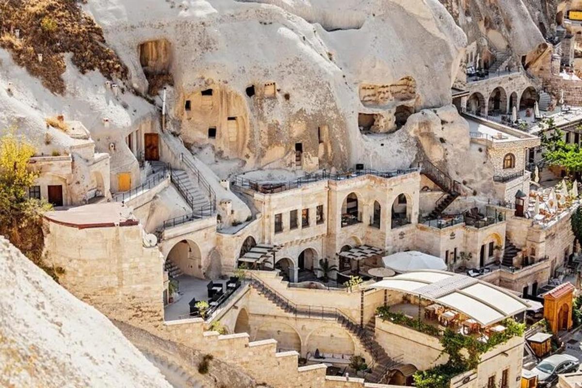 ένα μοναστήρι χτισμένο στην πλαγιά ενός βουνού
