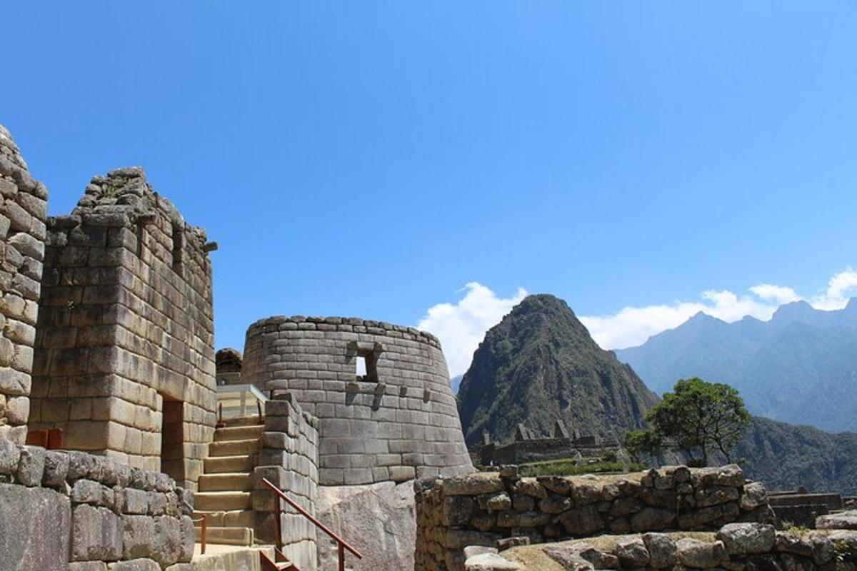 un edifici antic amb una muntanya al fons