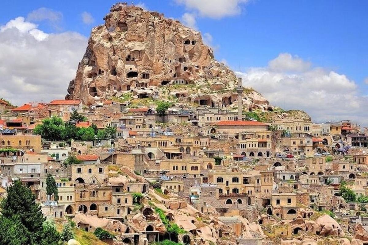 مدينة على تلة مع جبل