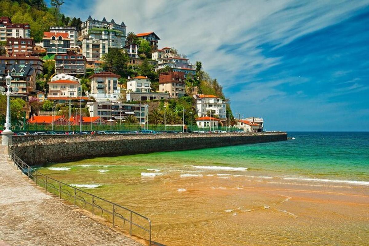 skupina kuća na brdu pored plaže