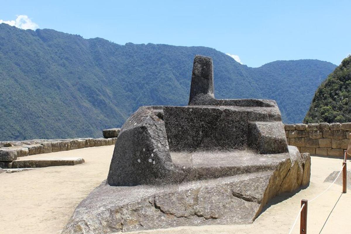 una grande statua di pietra di fronte a una montagna