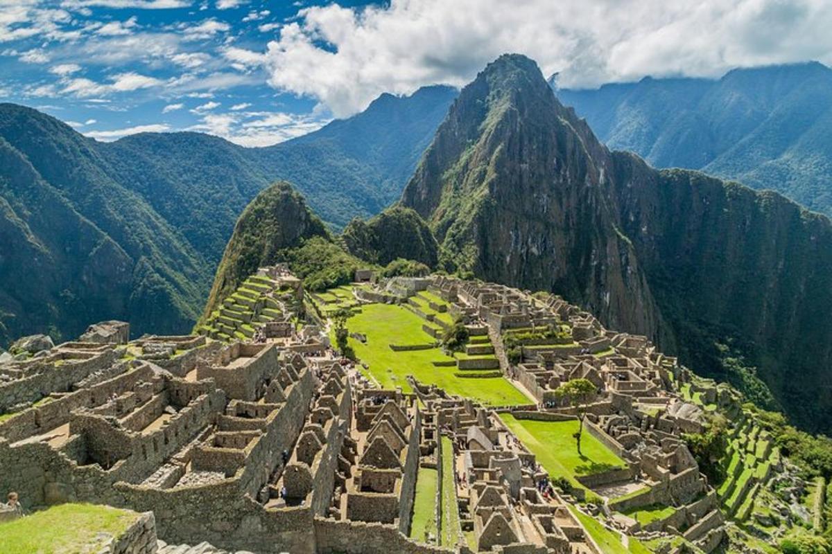 Pogled iz zraka na Machu Picchu v gorah