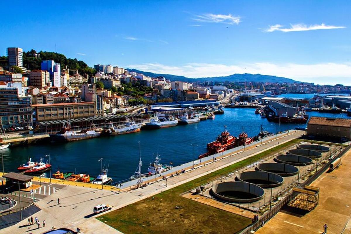 pogled na luku s brodovima u vodi