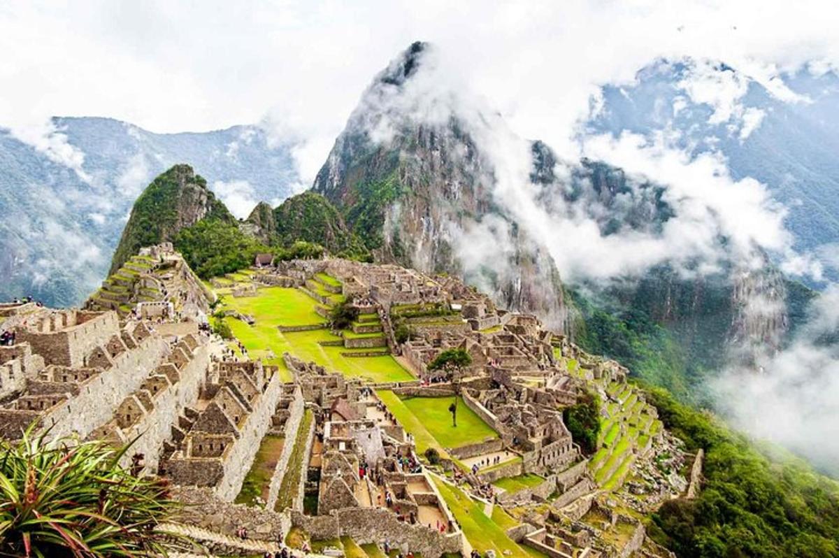 una vista delle rovine di Machu Picchu su una montagna