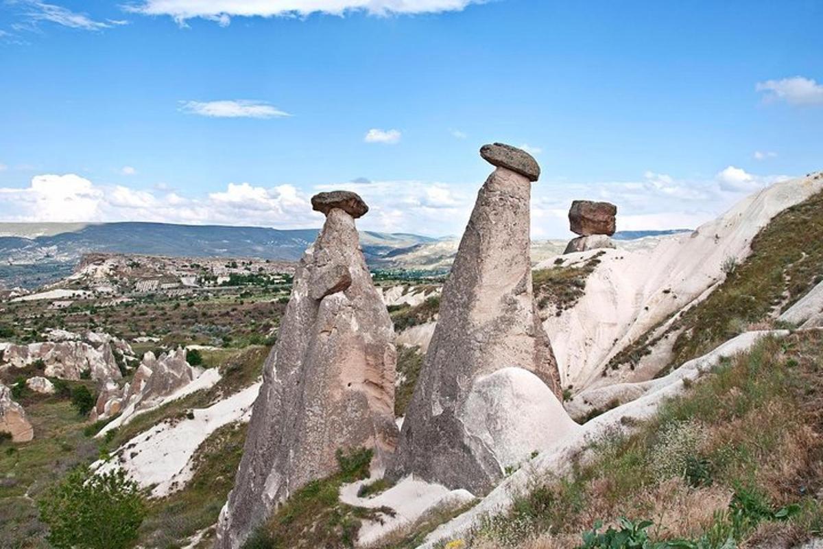 un grup de stânci pe vârful unui munte