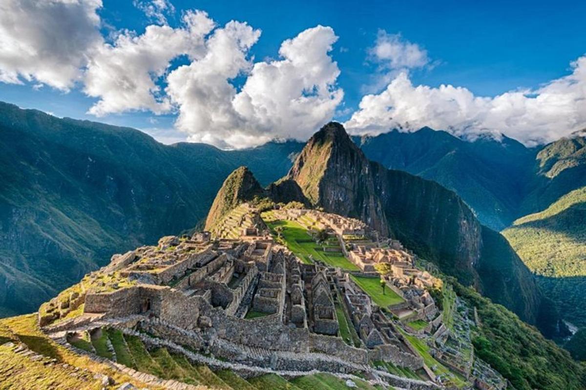 Loftmynd af Machu Picchu á fjalli