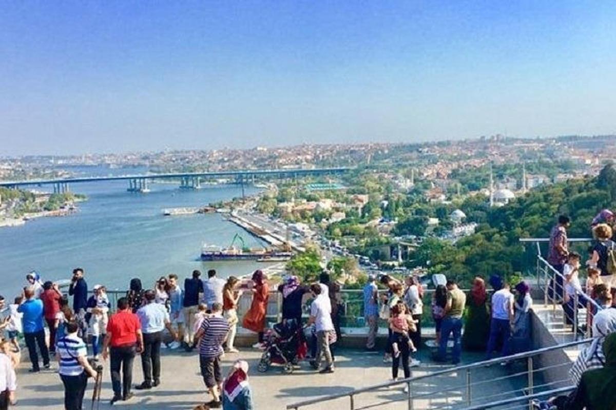 egy tömeg áll egy kilátó szélén
