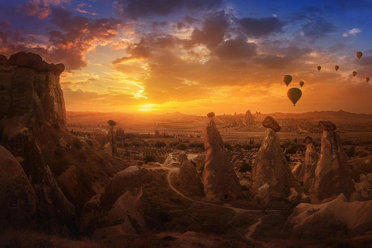 matahari terbenam dengan balon udara di langit