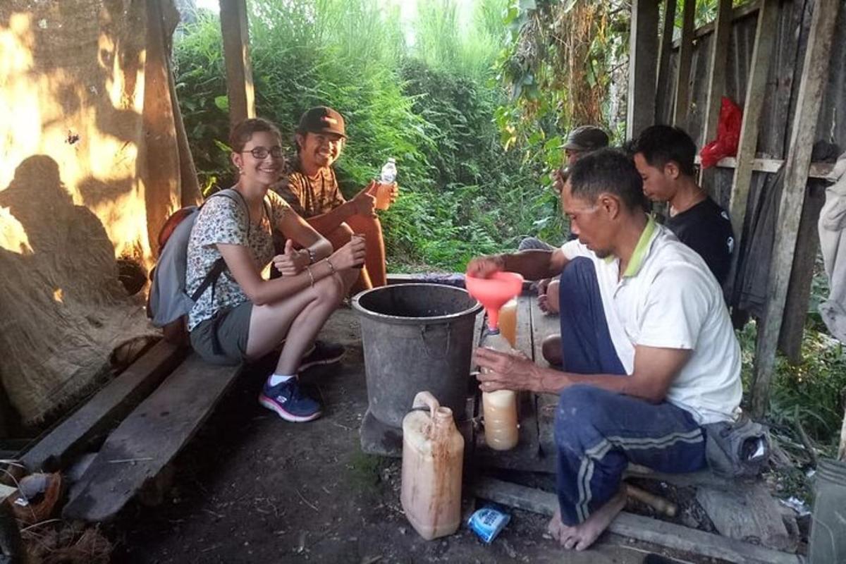 isang grupo ng mga tao na nakaupo sa paligid ng isang basurahan