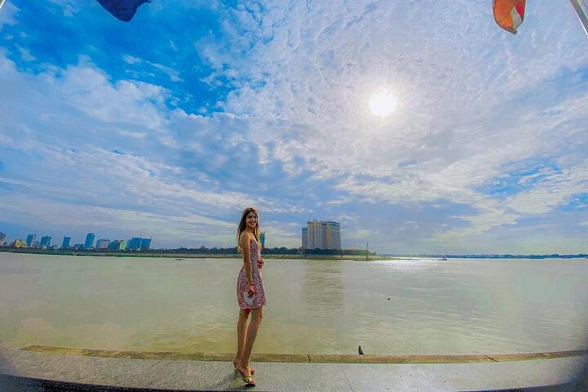 una donna in piedi accanto a uno specchio d'acqua