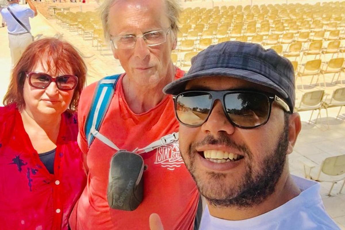 um homem e uma mulher em pé em um estádio