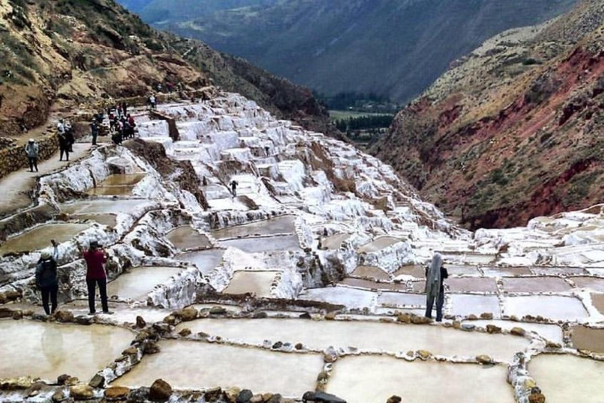 Un grupo de personas de pie en una montaña nevada