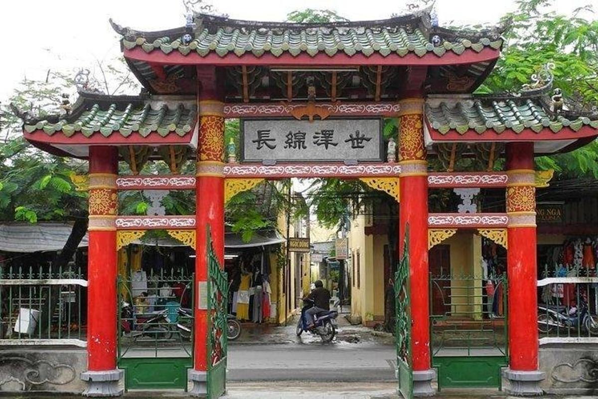 通りに門がある建物