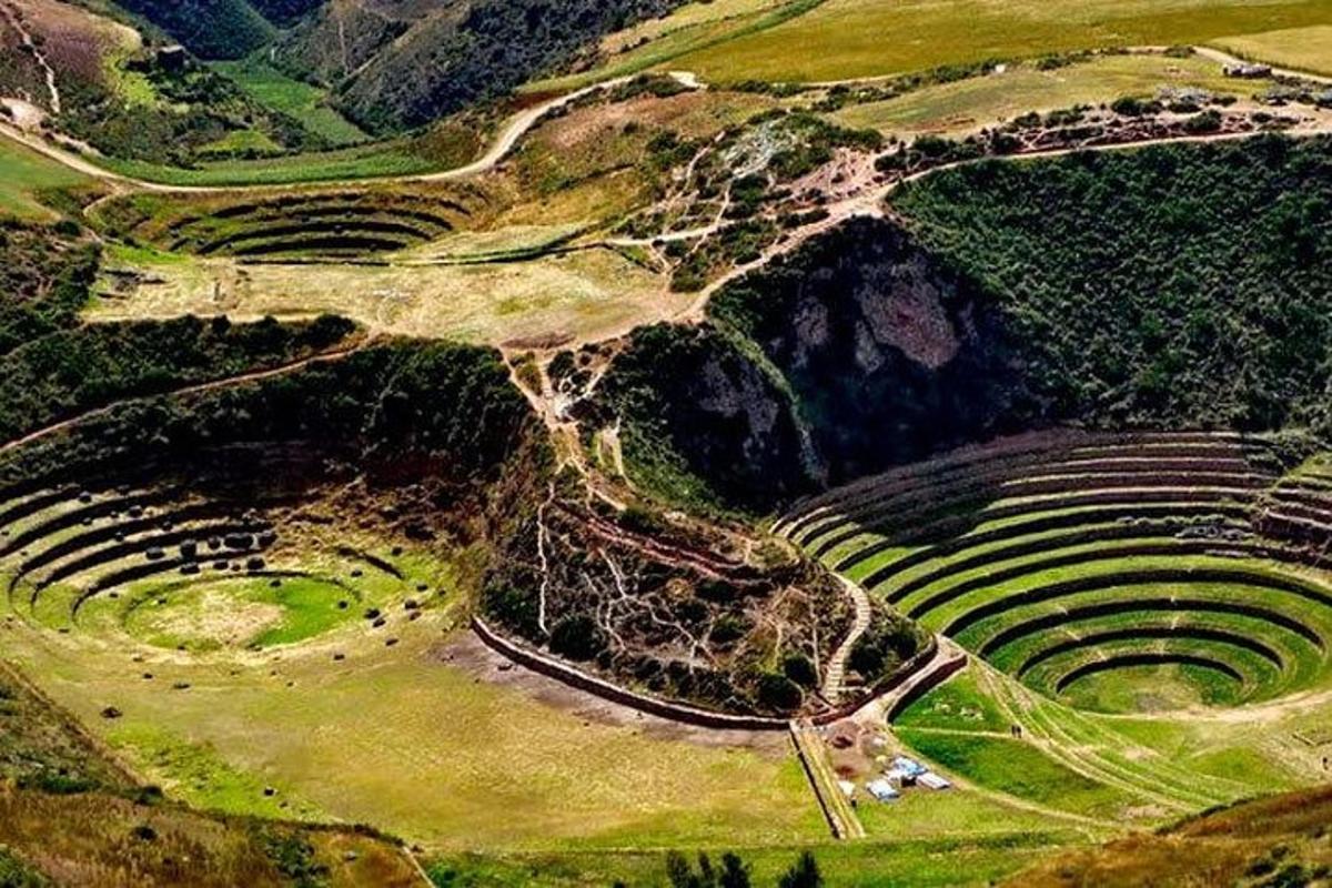 một góc nhìn từ trên không của một giảng đường ngoài trời ở một cánh đồng