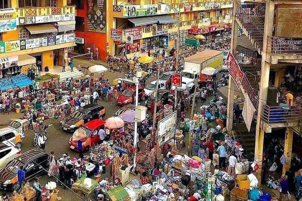 una vista dall'alto di una folla di persone in un mercato