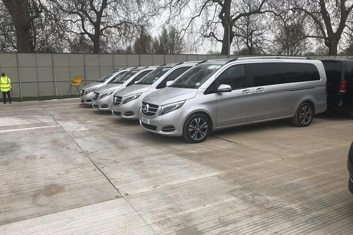 vrsta kombijev parkiranih na parkirišču